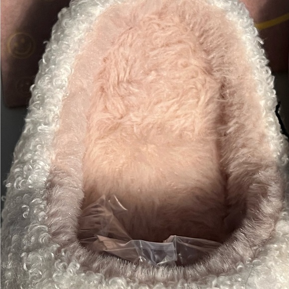 Smiley Face Slippers Unisex Happy Days size 3/4 white with Yellow Face - Picture 3 of 4